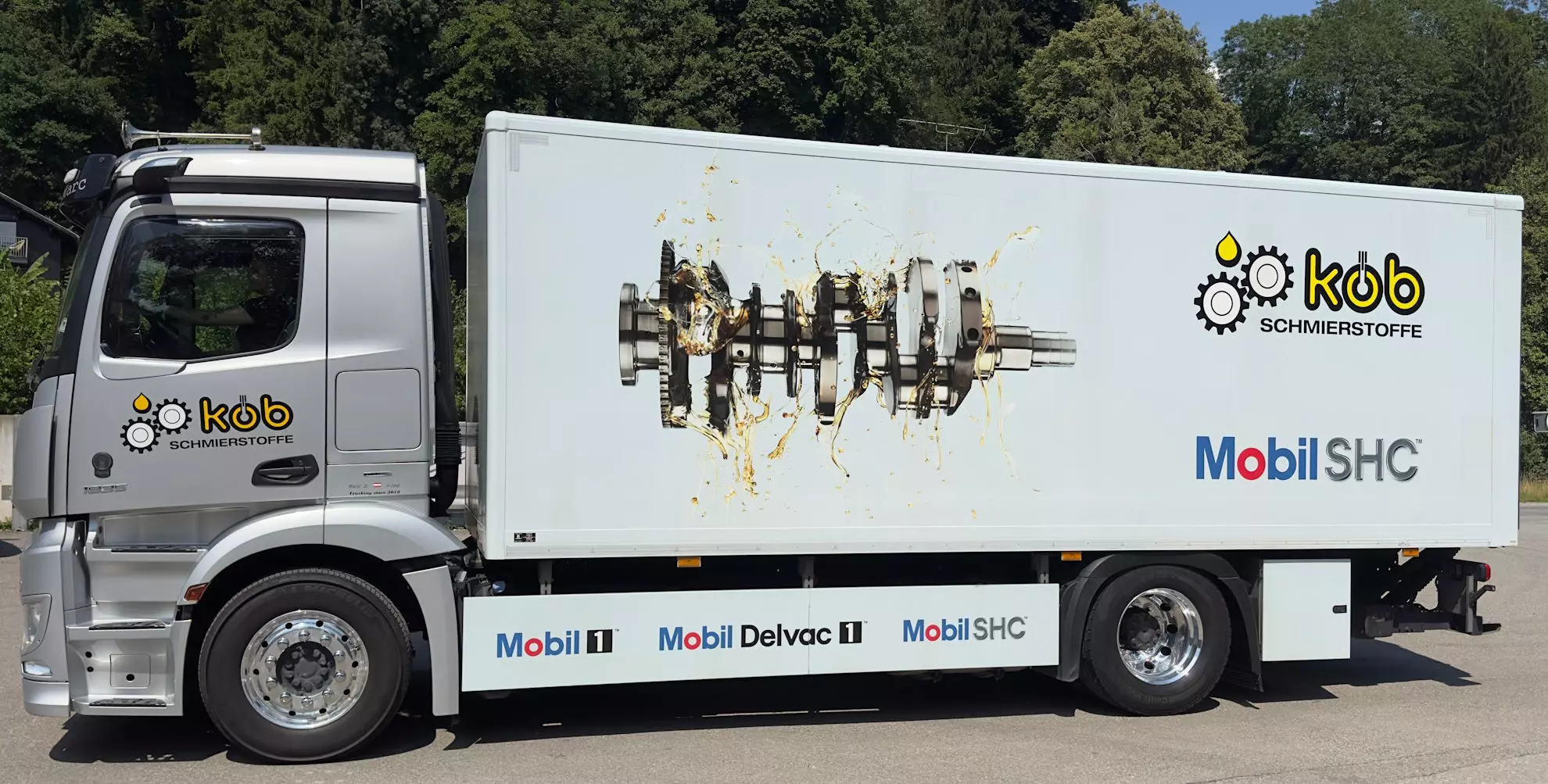 Köb Schmierstoffe LKW – Mercedes mit Mobil SHC Beschriftung